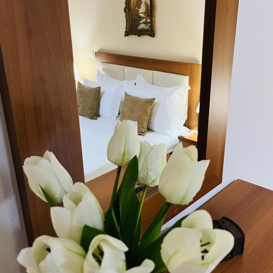 Iljazi'S Apartaments Vlore Bagian luar foto