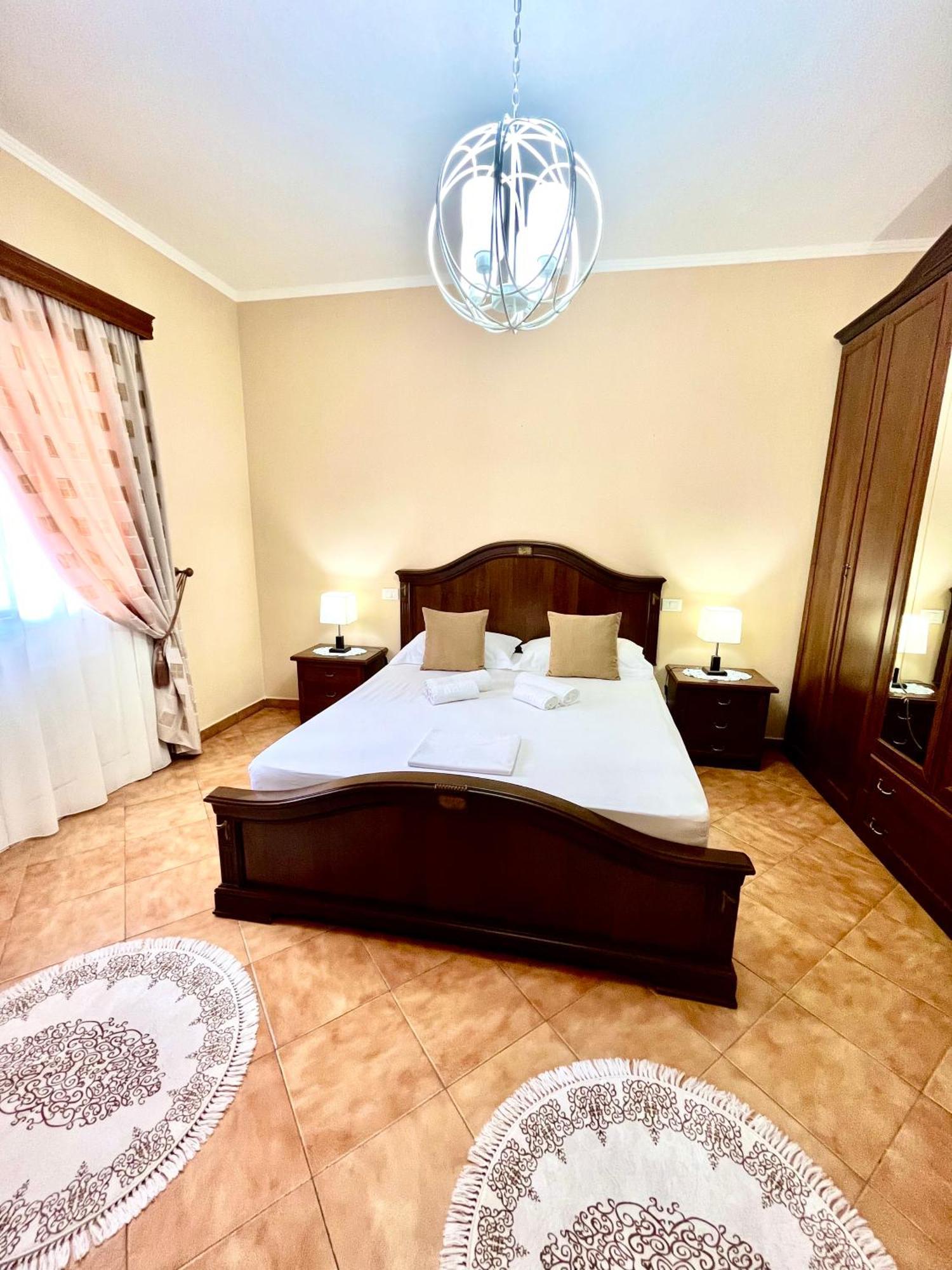Iljazi'S Apartaments Vlore Bagian luar foto